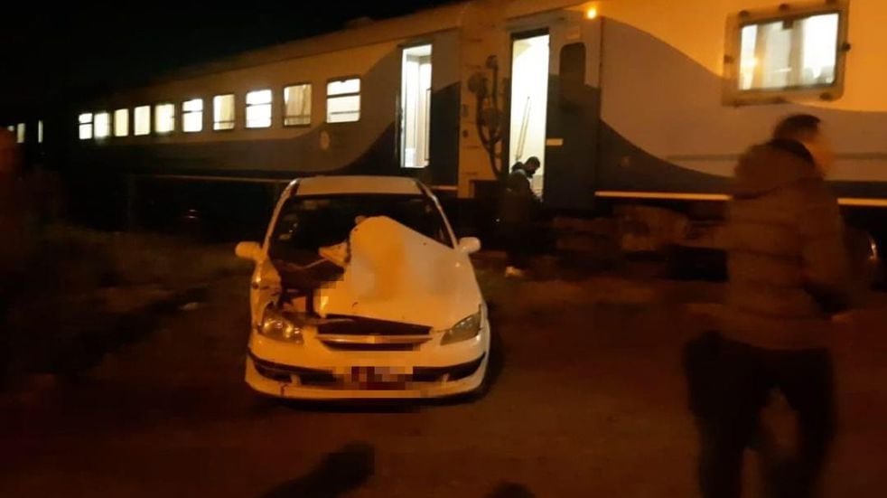 Cruzó la vía en la zona de Camet y lo atropelló el tren: el conductor del auto solo sufrió heridas levesse