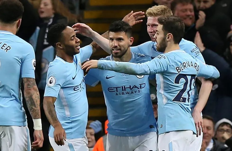 NVR001. Manchester (United Kingdom), 10/02/2018.- Manchester City's Sergio Aguero (C) celebrates with teammates scoring during the English Premier League soccer match between Manchester City and Leicester City at the Etihad Stadium in Manchester, Britain, 10 February 2018. EFE/EPA/Nigel Roddis EDITORIAL USE ONLY. No use with unauthorised audio, video, data, fixture lists, club/league logos 'live' services. Online in-match use limited to 75 images, no video emulation. No use in betting, games or single club/league/player publications.