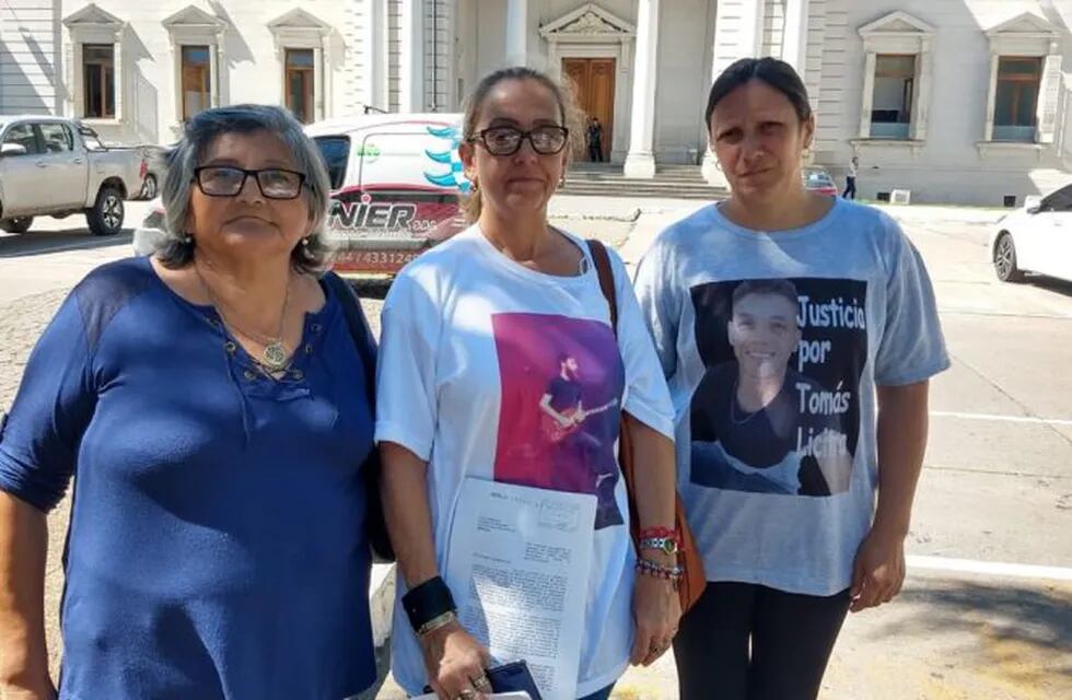 Madres de víctimas de dos resonantes crímenes van a la Legislatura para que no asuma Pullaro