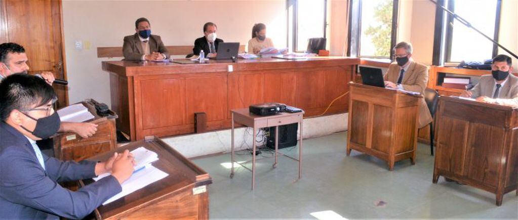 Los jueces Luís Ernesto Kamada, Claudia Cecilia Sadir y Lucas Grenni dictaron sentencia condenando a Carlos Estrada, alias “Mono”, a diez años de cárcel.