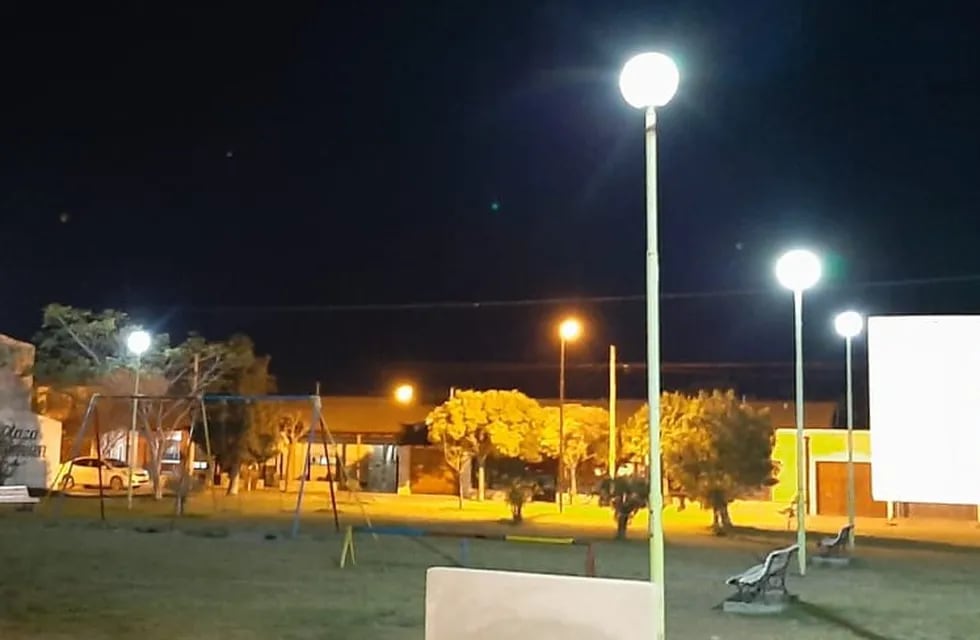 Instalaron más de 40 luminarias LED en plazas de diferentes barrios