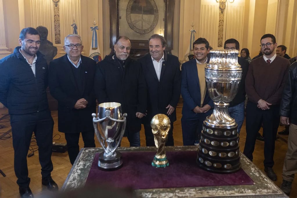 Funcionarios provinciales recibieron formalmente las copas en el Salón de la Bandera de la Casa de Gobierno de Jujuy.