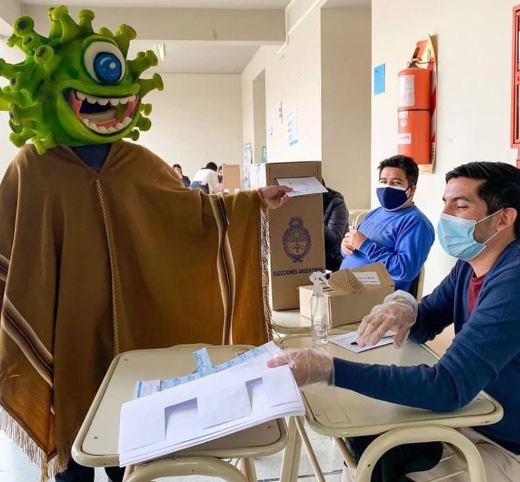 En Jujuy votó un hombre disfrazado de "coronavirus".