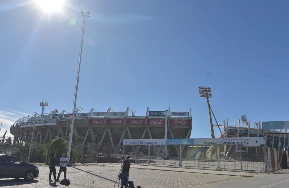 El estadio Mario Kempes fue criticado por el estado del césped para el River - Boca de este domingo.