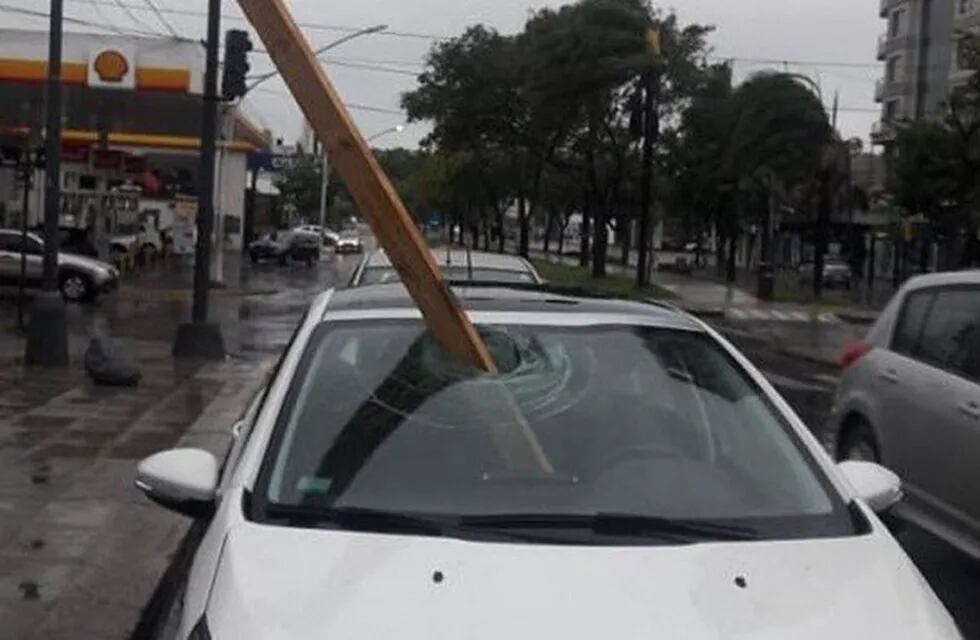Una viga se incrustó en el parabrisas de un auto. (Gustavo Alfaro)
