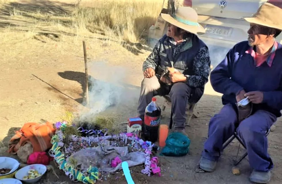 En un alejado rincón de la Puna jujeña, una familia inició este lunes los rituales en el mes de la Pachamama.