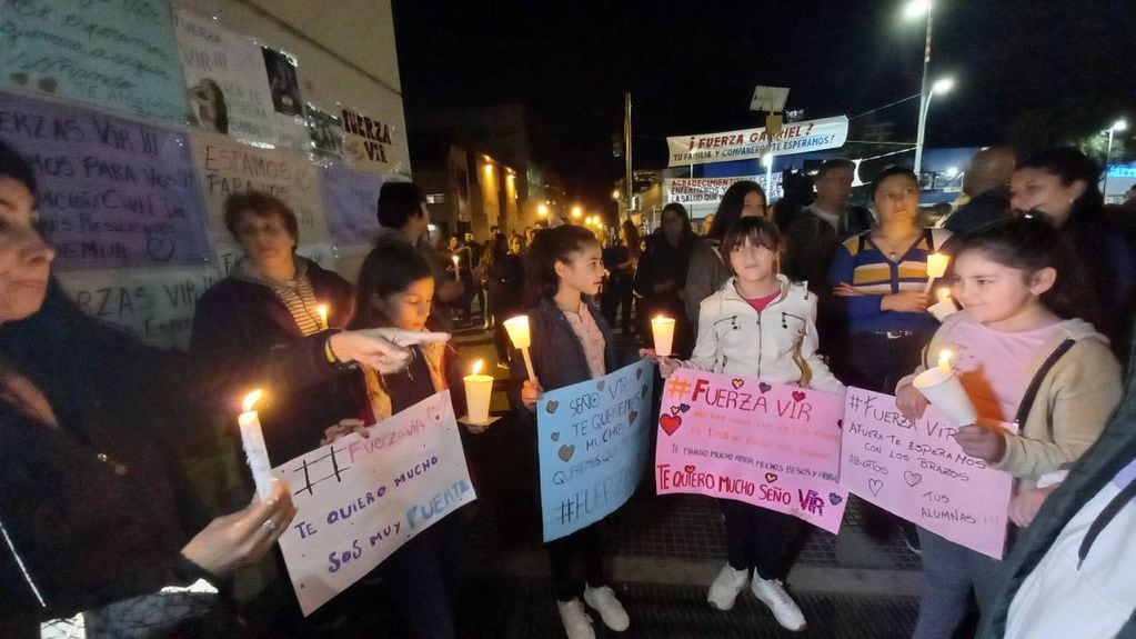 Las alumnas de Virginia Ferreyra llevaron velas y carteles al Hospital de Emergencias Clemente Álvarez (Heca) para apoyar a su profesora.