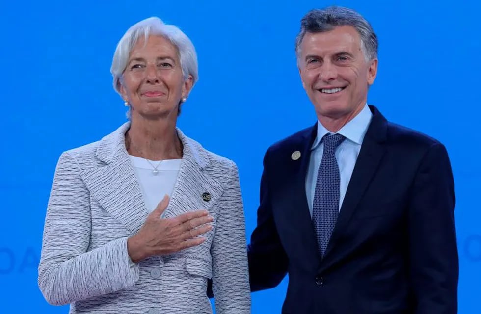 Managing Director of the International Monetary Fund (IMF) Christine Lagarde (L) is welcomed by Argentina's President Mauricio Macri at Costa Salguero in Buenos Aires during the G20 Leaders' Summit, on November 30, 2018. - G20 powers open two days of summit talks on Friday after a stormy buildup dominated by tensions with Russia and US President Donald Trump's combative stance on trade and climate fears. (Photo by Ludovic MARIN / AFP)