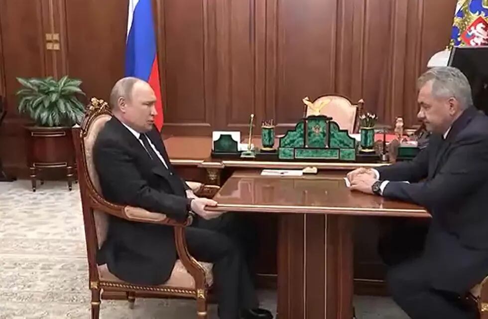 Un vídeo muestra a Putin desmejorado, encorvado y agarrado fuertemente a una mesa, lo cual inició los rumores sobre una posible enfermedad.