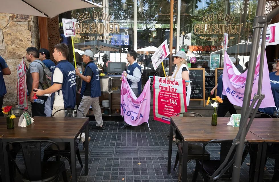 Protesta del gremio de los trabajadores gastronómicos UTHGRA  en la calle Aristides reclamando trabajo en blanco. 

Foto: Ignacio Blanco / Los Andes 