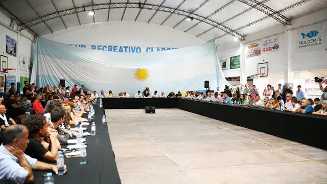 Kicillof se reunió en Claromecó con 15 intendentes y representantes del sector productivo