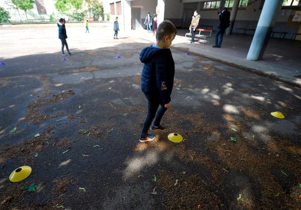En los recreos, los niños juegan distanciados. (Foto: AFP)