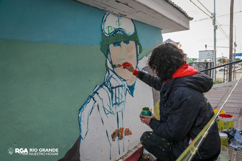 Artistas realizaron intervenciones en murales por los 40 años de Malvinas.