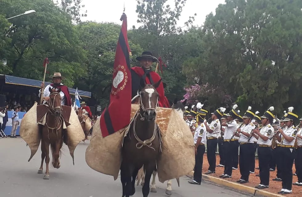 Desfile en honor a Martín Miguel de Güemes en Salta.