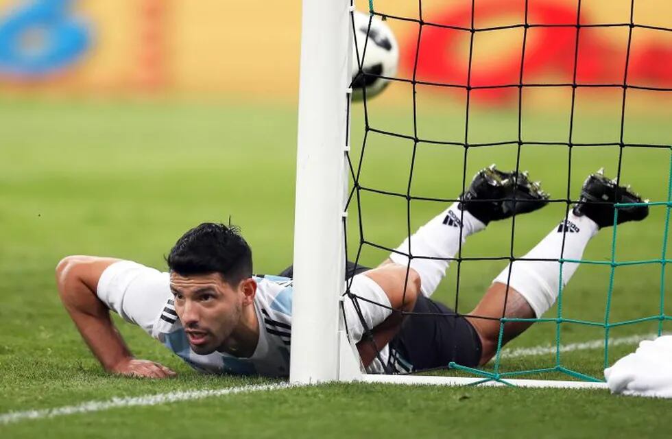 Susto en la Selección: Agüero se desmayó en el entretiempo ante Nigeria. Foto: EFE.