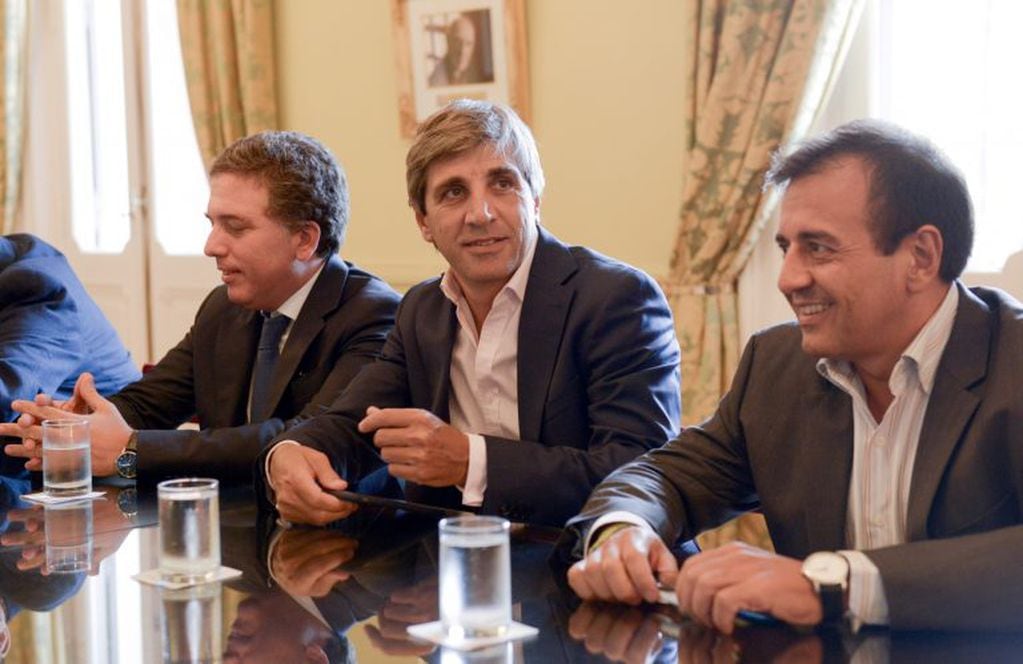De izquierda a derecha: el ministro de Hacienda, Nicolás Dujovne; el ministro de Finanzas, Luis Caputo; y el secretario de Coordinación Interministerial, Mario Quintana.