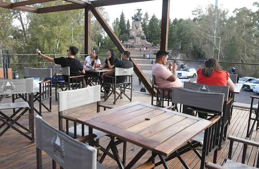 Comienza a funcionar el restaurante mirador ARBOLEDA, ubicado en el monumento del Cerro de La Gloria de Ciudad, donde los visitantes podrán disfrutar de una vista única en la zona Foto: José Gutierrez / Los Andes 