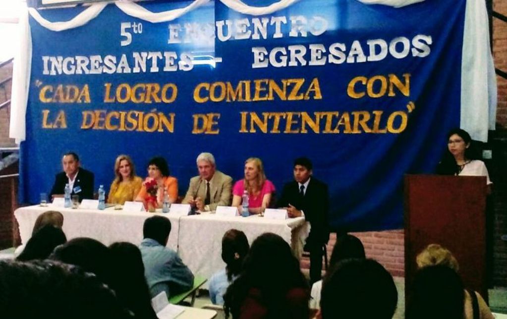 El decano de la Facultad de Ingeniería de la UNJu, Gustavo Lores (al centro), encabezando un encuentro de ingresantes y egresados de esa unidad académica.