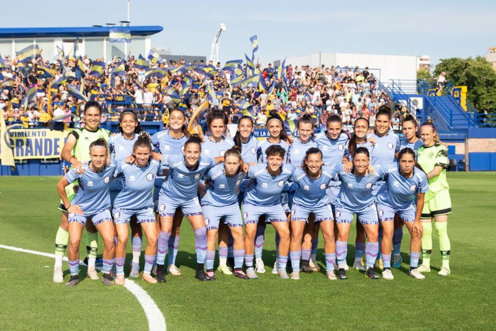 La formación del plantel completo de Belgrano que jugó la final de la Copa de la Liga ante Boca en el complejo Pedro Pompilio