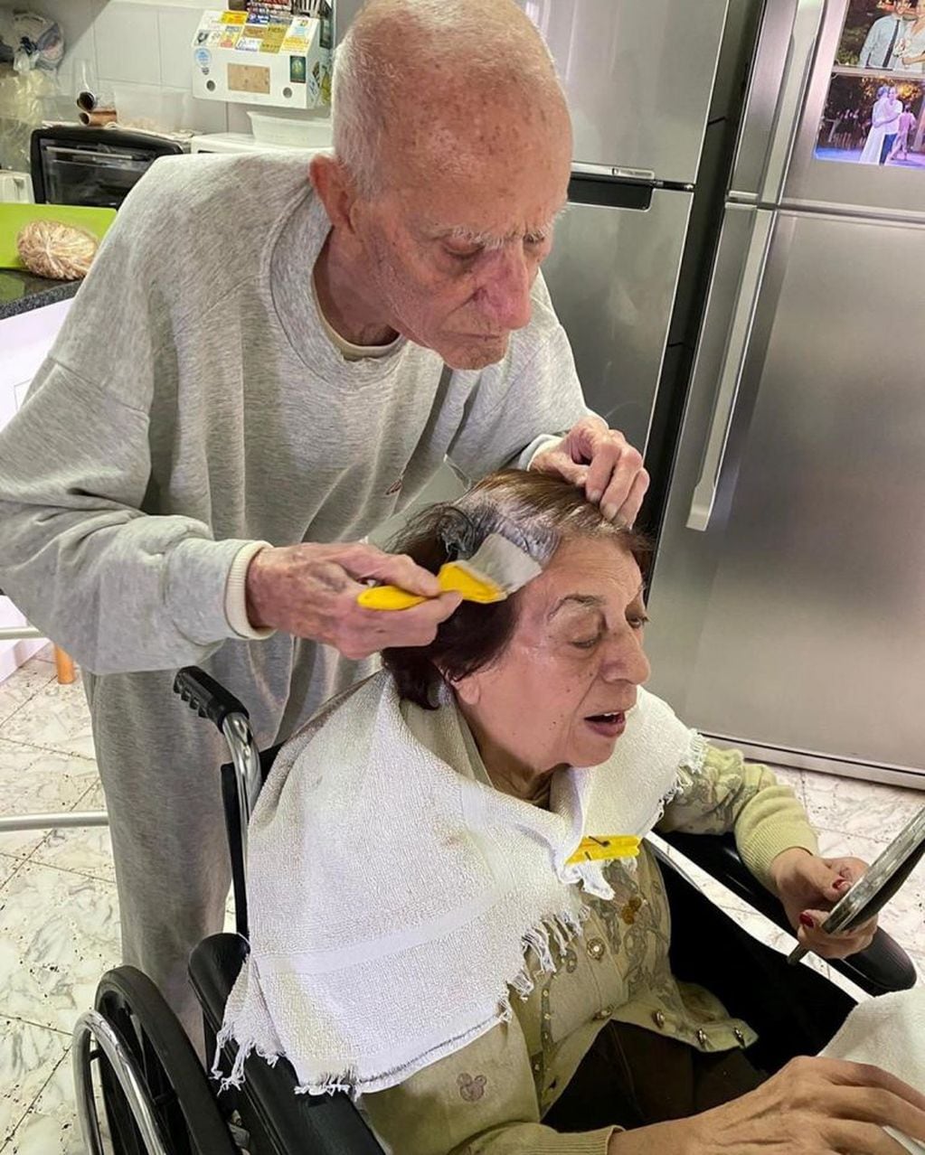 Un hombre de 92 años le tiñó el pelo a su esposa en medio de la cuarentena