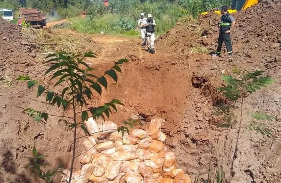 Vecinos de Puerto Iguazú desenterraron cajas de pollo que Prefectura había decomisado hace tres días