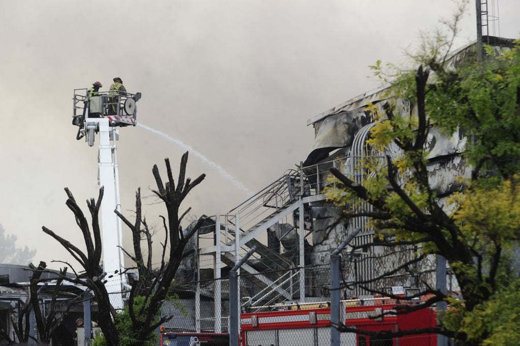 Al menos 20 dotaciones de bomberos trabajaron para apagar el voraz incendio en una panificadora de San Fernando, provincia de Buenos Aires.