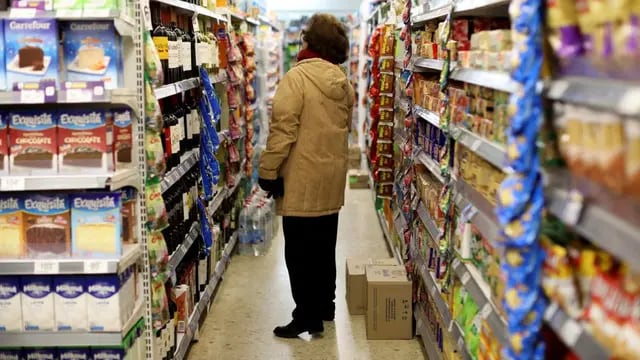 Consumo. Las ventas en los supermercados profundizaron su caída en la segunda quincena de este mes, tras la suba del tipo de cambio. (AP)