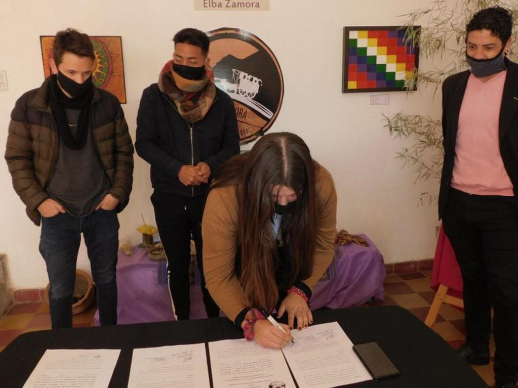 Firma de convenio entre representantes juveniles y el Espacio Zamora de Cosquín.