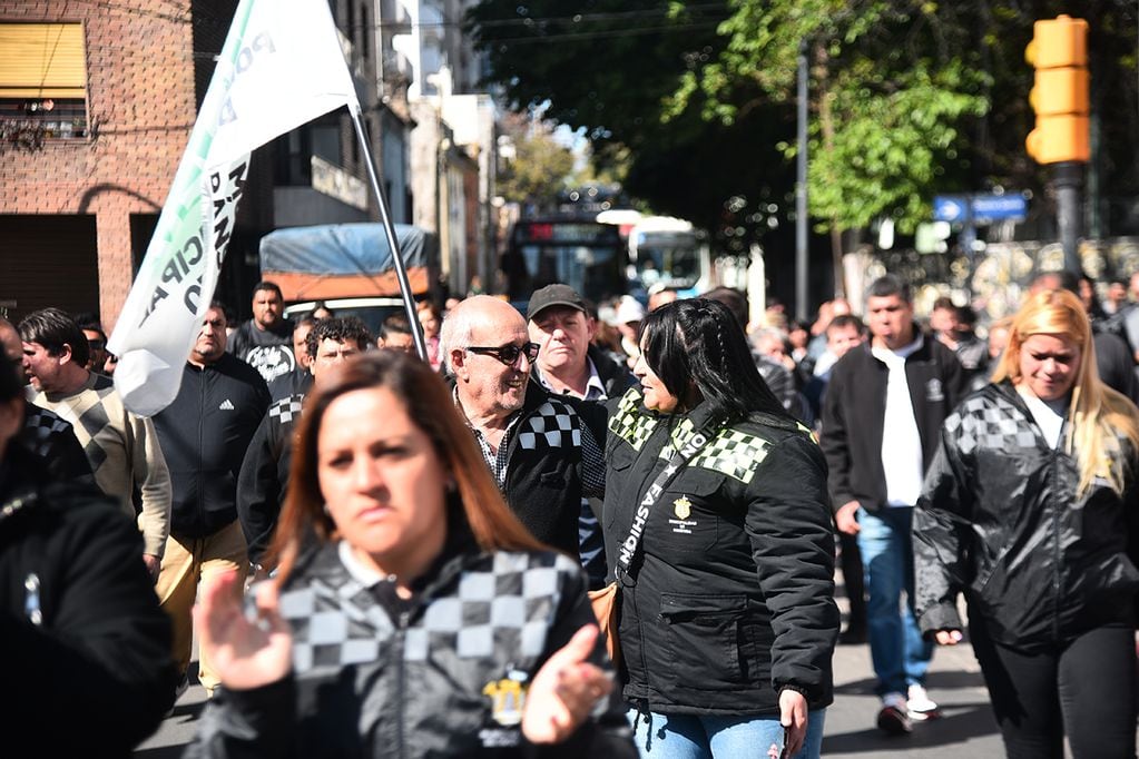 Empleados municipales marchan por las calles de la ciudad. (Pedro Castillo / La Voz)