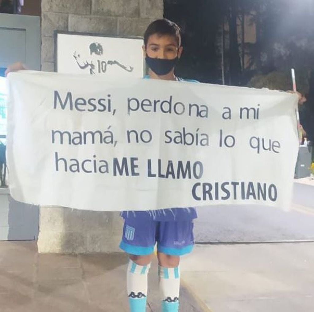 Un nene fue al predio de la AFA en Ezeiza con una curiosa bandera: “Messi, perdoná a mi mamá”.