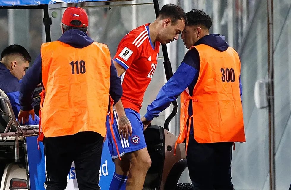 El defensor de Talleres, Matías Catalán, se lesionó jugando para Chile en eliminatorias (Foto: Captura @TNTSportsCL)-.