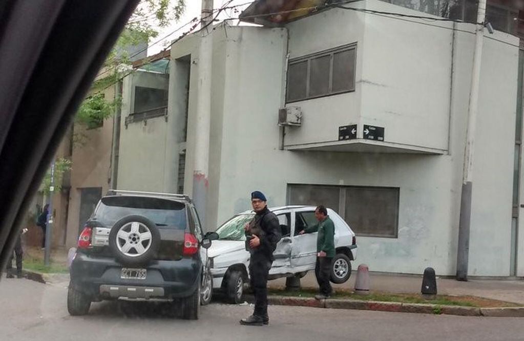 El choque ocurrió en la esquina de Colón y Cerrito. (@belitaonline)