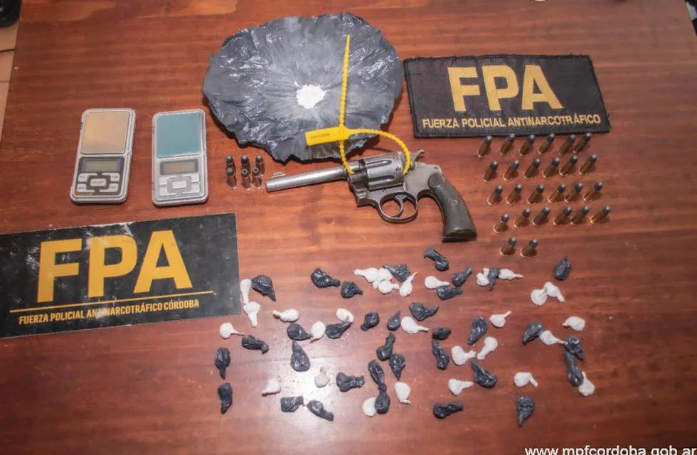 La Policía secuestró un revolver y múltiples dosis de cocaína. (Mpfcordoba.gob.ar)