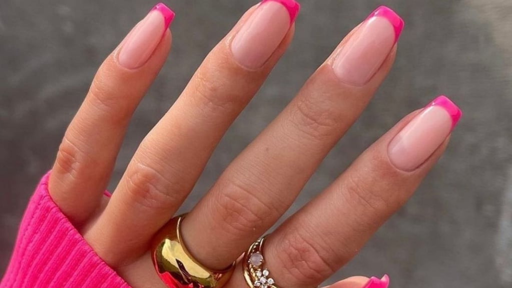 Una de las tendencias para las uñas según la moda rosa.