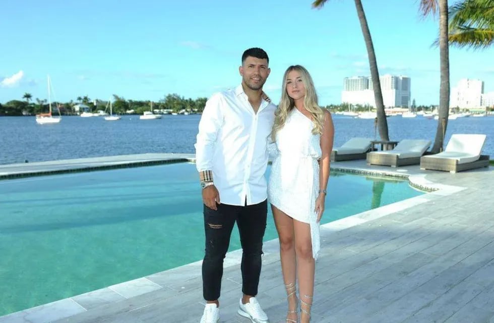 Kun Agüero y Sofía Calzetti en su lujosa mansión de Miami