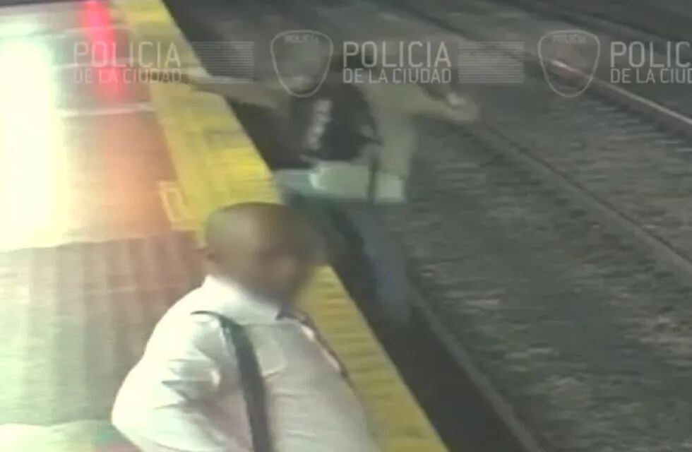 Un hombre se cayó en la vías del subte de la línea D por caminar mirando el celular.