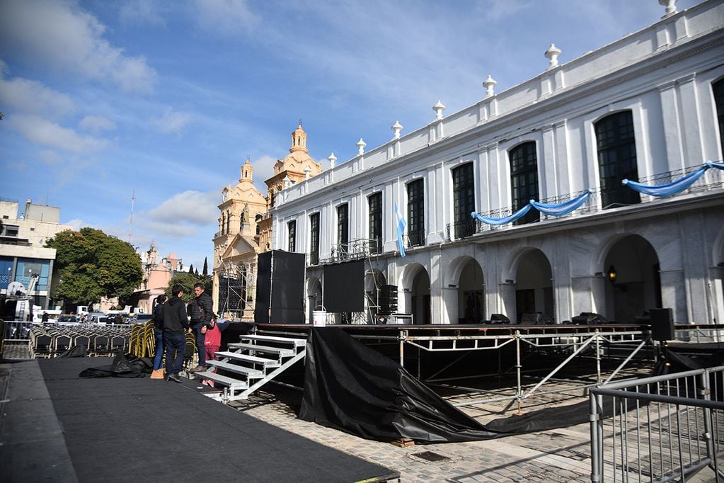 Acto de Mayo. Avanza el armado del escenario para el acto del 25 de Mayo con la presencia de Javier Milei en Córdoba. (Pedro Castillo / La Voz)