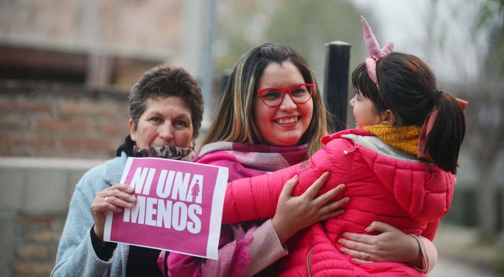 Luchadoras. Norma Gómez, "Maru" Acosta y la pequeña Martina mantienen vivo el recuerdo de Paola, víctima de femicidio en 2014. (José Hernández)