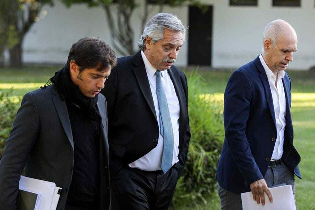 Fernández, en el centro, rodeado por Kicillof y Larreta en la previa de la reunión.