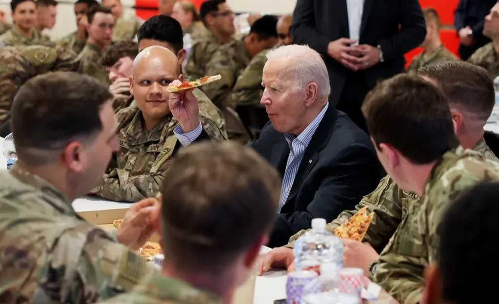 Biden conversa con soldados mientras come pizza (REUTERS/Evelyn Hockstein).