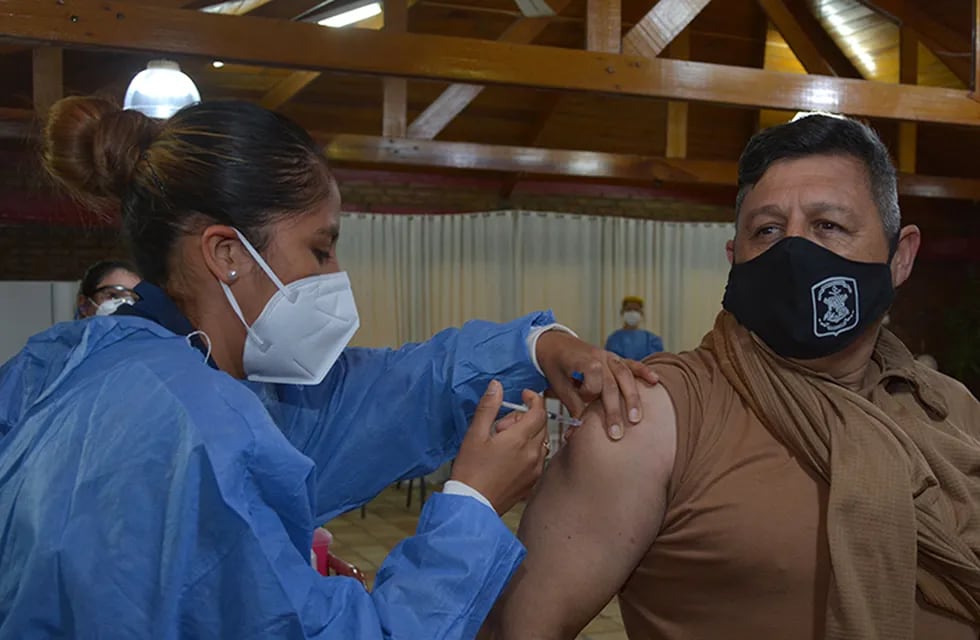 Comenzaron a vacunar contra el COVID al personal militar en la Base Naval Puerto Belgrano