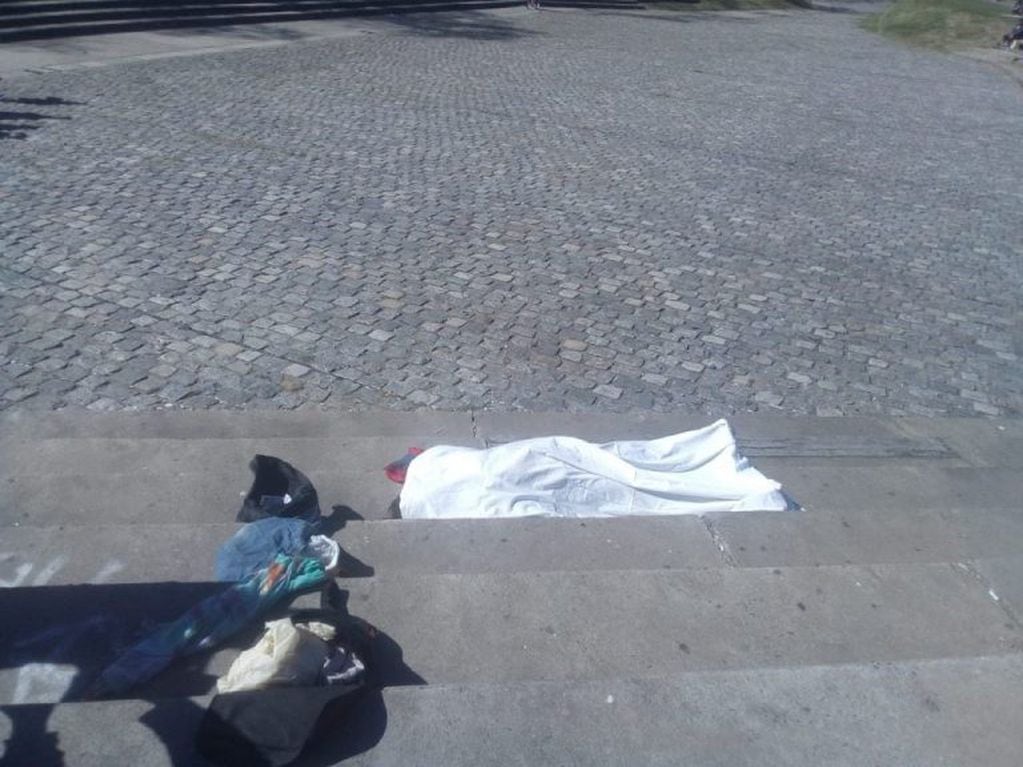 El cuerpo de la mujer apareció en la zona de 27 de Febrero y Laprida. (@JoseljuarezJOSE)