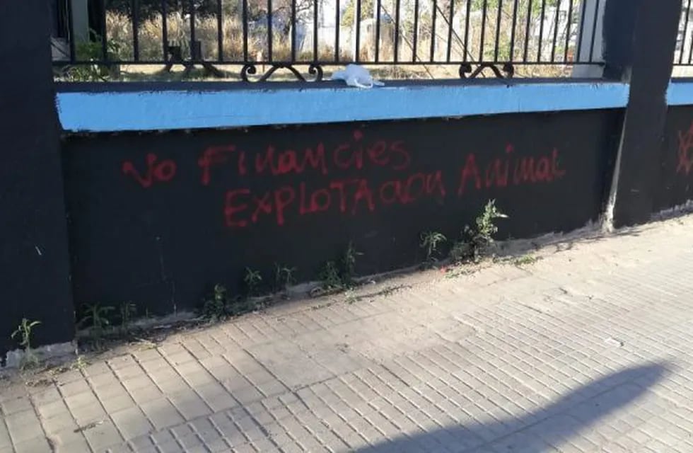 Mural escrachado de Belgrano.