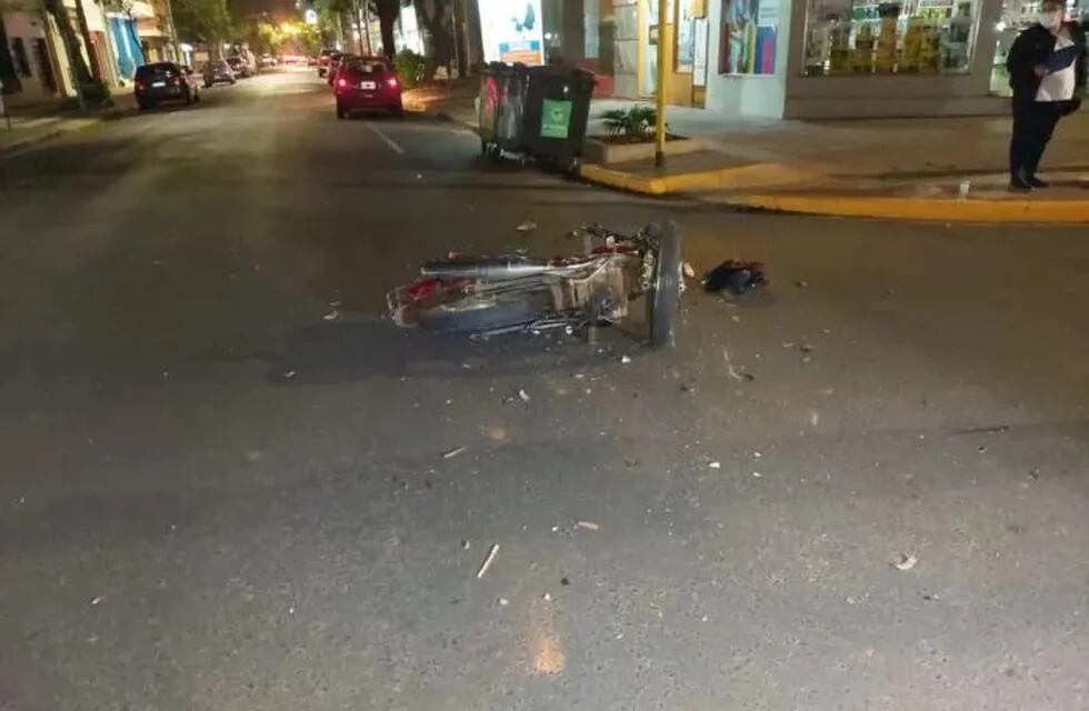 Motociclista herido tras un choque en el centro de Posadas.