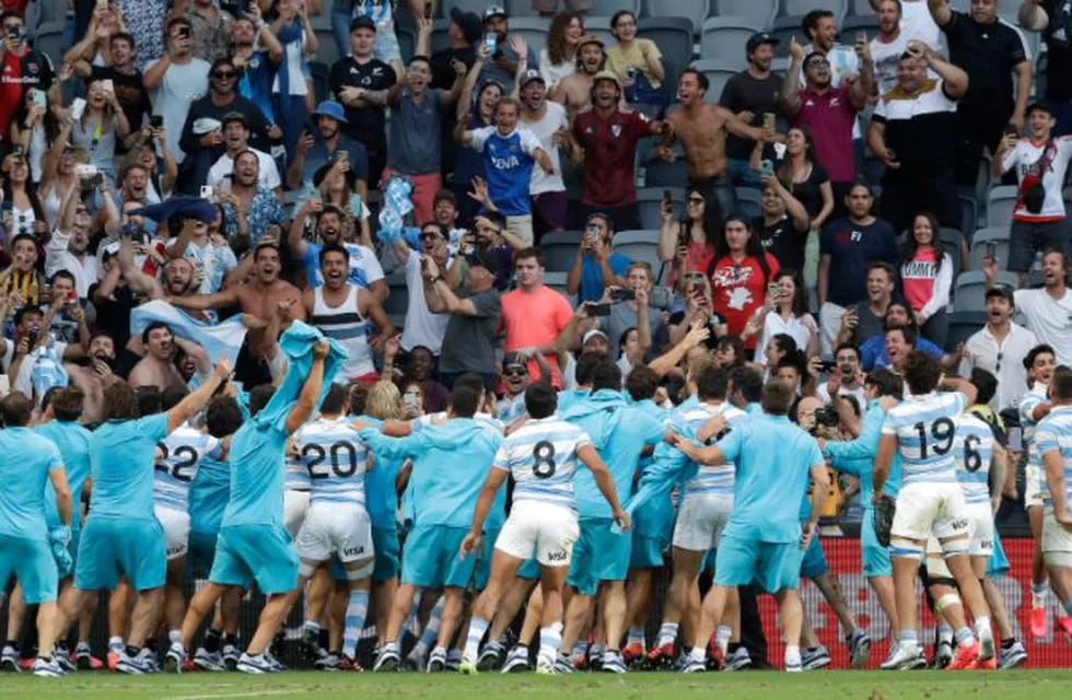 El seleccionado argentino de rugby derrotó a Nueva Zelanda y lo festejó con el público argentino que alentó todo el partido en el estadio australiano.