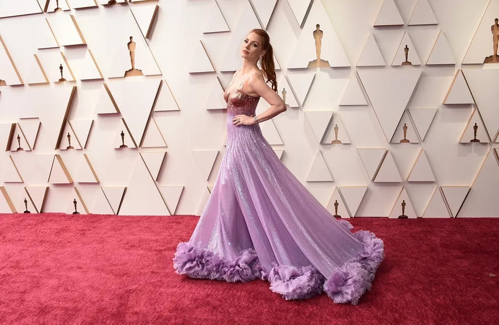 Jessica Chastain en la alfombra roja de los Premios Oscar 2022. (AP)