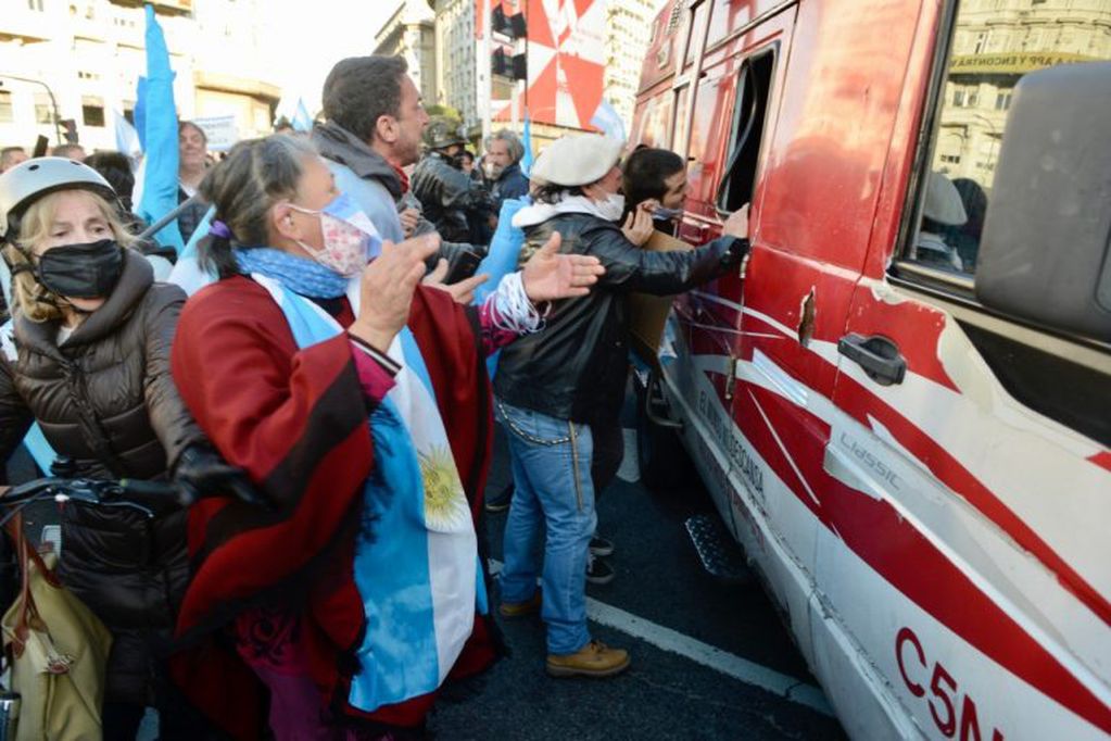 Manifestantes atacaron el camión de exteriores del canal C5N (Fotos: Clarín)