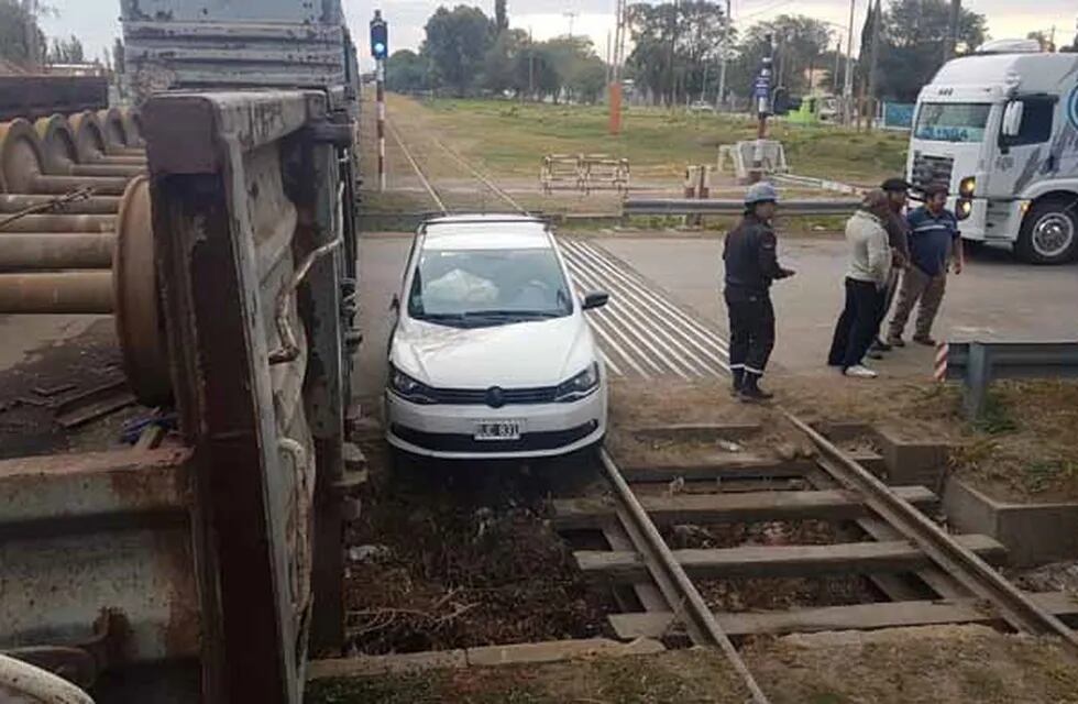 Una mujer chocó de frente contra un tren