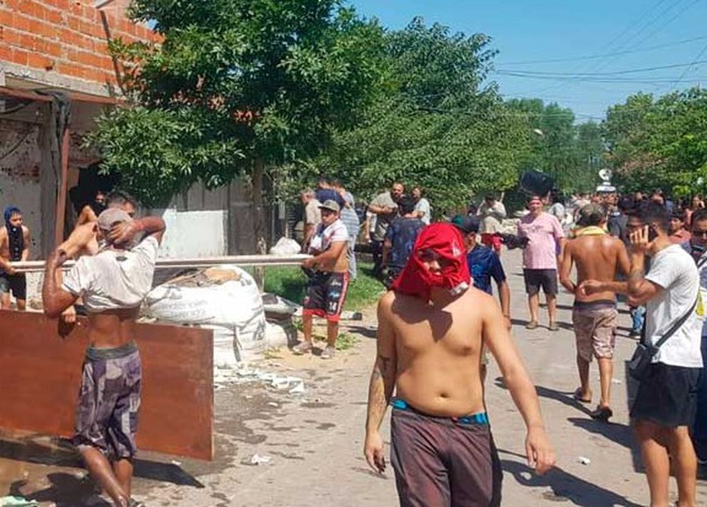 Vecinos del barrio Los Pumitas destrozaron presuntos puntos de venta de drogas y saquearon viviendas de la zona.