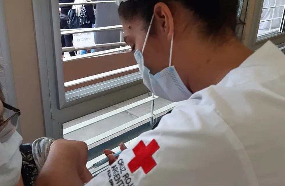 Voluntarios de la Cruz Roja colaboran con las tareas sanitarias en San Rafael.
